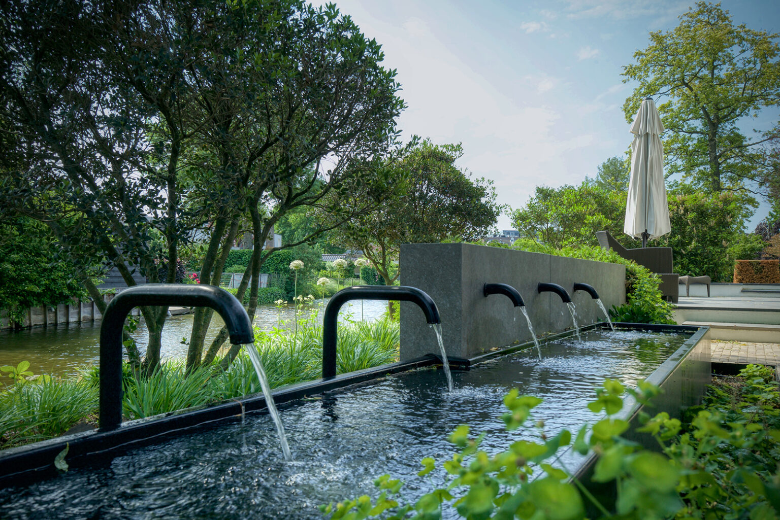 Strakke waterpartij in exclusief tuinontwerp door Van der Rhee tuin & landschapsontwerp